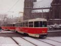 Souprava vozů T3 ev.č.6475+6949 vypravená na linku 4 překonává světelnou křižovatku a míří do zastávky Náměstí Míru. | 18.01.1995
