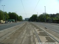 Tramvajová trať se ve středu Evropské ulice stáčí táhlým levým obloukem.
