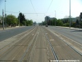 Tramvajová trať se za zastávkou Vozovna Vokovice stáčí ve středu Evropské ulice táhlým levým obloukem.