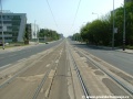 Přímý úsek tramvajové tratě tvořené velkoplošnými panely BKV na zvýšeném tělese Evropské ulice mezi zastávkami Nad Džbánem a Nádraží Veleslavín.
