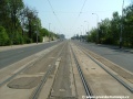 Přímý úsek tramvajové tratě tvořené velkoplošnými panely BKV na zvýšeném tělese Evropské ulice mezi zastávkami Nad Džbánem a Nádraží Veleslavín.