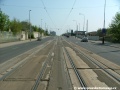 Tramvajová trať se zvolna přibližuje k zastávce Nádraží Veleslavín, v pravé části snímku již vidíme stavební ohrady oznamující, že výstavba metra je v plném proudu.