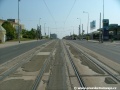 Přímý úsek tramvajové tratě stoupá Evropskou ulicí k zastávce Nádraží Veleslavín.