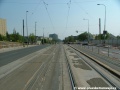 Tramvajová trať se přibližuje k zastávce Nádraží Veleslavín do centra.