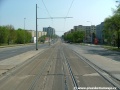 Tramvajová trať klesá ve středu Evropské ulice k zastávce Červený Vrch.