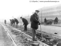 Oprava tramvajové tratě u vokovické vozovny probíhala ještě v šedesátých letech takřka pouze s využitím ručního nářadí. | 1963