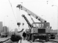Rekonstrukce tramvajové tratě metodou velkoplošných panelů BKV omezovala provoz takřka celý rok, snímek pochází od zastávky Nádraží Veleslavín. | 1989