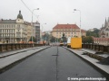 Těleso tramvajové tratě na Palackého mostě s připravenou podkladovou vrstvou pro pokládku velkoplošných panelů BKV. | 28.9.2007