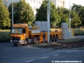 Tahač s návěsem slouží k přepravě panelů LRB na staveniště. Návěs si zvedne přípravek s panelem na korbu sám | 14.7.2009