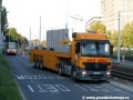 Transport na pár desítkách metrů nebyl bez komplikací, muselo se uhýbat pravidelným autobusovým linkám | 14.7.2009