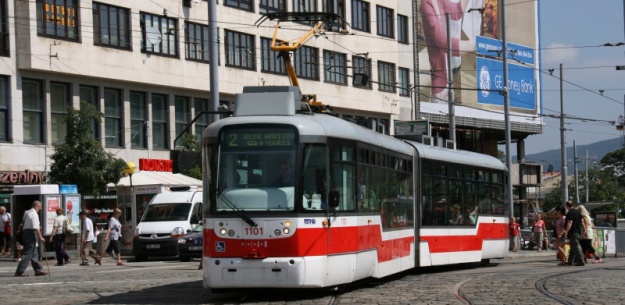 Článkový vůz VARIO LF2R.E ev.č.1101 vypravený na linku 1 opouští zastávky Hlavní nádraží | 5.8.2010