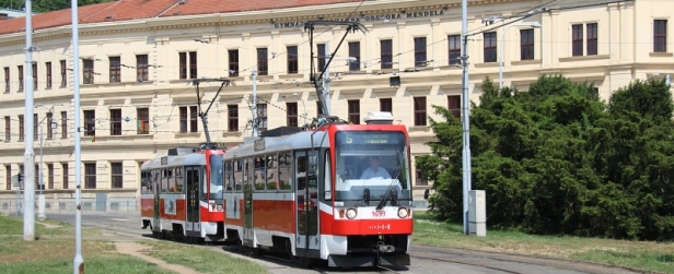 Souprava vozů T3R ev.č.1659+1660 vypravená na linku 5 míjí smyčku Mendlovo náměstí. | 18.5.2015