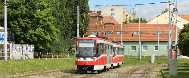 Souprava tramvají T3RF 1669+#1680 projíždí kolejovým rozvětvením za zastávkou Celní. | 20.5.2020