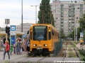 V zastávce Örs vezér tere - Zugló odbavuje cestující vůz Duewag TW6000 ev.č.1582 (ex Hannover ev.č.6099) vypravený na linku 62A... | 12.7.2012