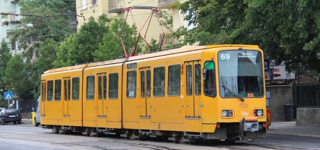 U zastávky Erzsébet királyné útja, aluljáró vůz Duewag TW6000 ev.č.1524 (ex Hannover ev.č.6018) vypravený na linku 69 překonal rozpadající se křižovatku s odpojenou tramvajovou tratí na Rákospatak a Baross tér.| 12.7.2012