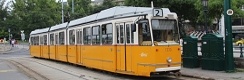 Vůz Ganz KCSV7 ev.č.1330 vypravený na linku 2 stanicuje v zastávce Eötvös tér. | 25.6.2014