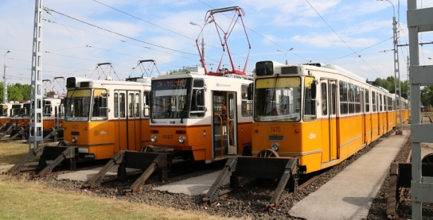 V areálu vozovny Angyalföld postávají vyřazené vozy Ganz CSMG2 #1425 a 1415 ve společnosti provozního vozu T5C5K2 #4087. | 27.6.2017