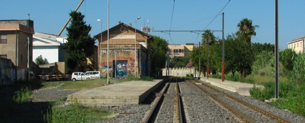 Výpravní budova někdejšího nádraží Monserrato - Pirri osiřela. Trať je zde nově opravená a jezdí po ní tramvaje, zastávku však mají jinde. | 27.7.2010