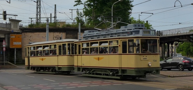 Dne 3. června 2017 proběhly v Drážďanech oslavy 50 let tramvají Tatra a 25 let tramvajového muzea ve vozovně Trachenberge. Stěžejním bodem programu byl tramvajový průvod v trase Carolabrücke-Albertplatz-Bf. Neustadt-Betriebsdorf Trachenberge. Díky zpoždění vlaku začínáme až druhou soupravou průvodu. Souprava vozů MAN #734 s vlekem #1039 z roku 1913 je zvěčněna v oblouku u zastávky Bahnhof Neustadt-Hansastrasse. | 3.6.2017