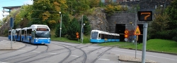 Zleva specialita obdoby metrobusů v podobě tříčlánkového klubového autobusu a z tunelu vyjíždí zástupce první série tramvají s označením M32. | 28.9.2012
