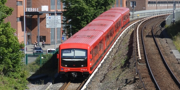 Souprava metra CAF M300 #319 za okamžik zmizí pod zemí před stanicí Sörnäinen/Sörnäs. | 2.8.2022