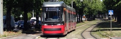Škoda Transtech Artic #404 v reklamním polepu přijíždí do zastávky Uintikeskus/Simcenter. | 2.8.2022