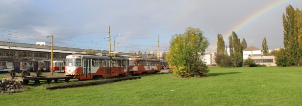 Duha nad vnější odstavnou plochou tramvají v popředí s pracovními vozy T3SU ev.č.101 a 112. | 18.10.2014