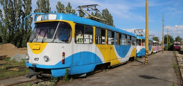 Vyřazená souprava vozů T3SUCS #417+406 ve vozovně tramvají. | 30.6.2017