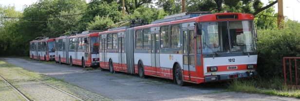 V areálu vozovny tramvají jsou na třech místech odstaveny vozy trolejbusů. Zde vozy Škoda 15 Tr 10/7 #1012, 1010 a 1002. | 30.6.2017