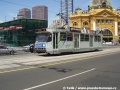 Před hlavním nádražím projíždí zástupce nejstarších jednočlánkovových obousměrných tramvají, vůz 277 v městském nátěru (Yarra trams) | 5.1.2008