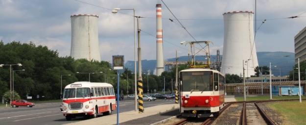 Vůz T5B6 ev.č.273 ve smyčce Chemopetrol pózuje fotografům ve společnosti autobusu Škoda 706 RTO MTZ ev.č.150 pod panoramatem tvořeným chladícími věžemi. | 2.6.2012