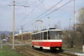 Na tomto snímku již tramvaj T5 uhání po rychlodráze do Litvínova. Za povšimnutí stojí typické betonové sloupy trakčního vedení. | 15.4.2006