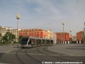 Na jižním koni náměstí Place Masséna se trať stáčí ve směru naší jízdy vlevo a obloukem opouští náměstí. Na snímku vůz č. 19 | 10.5.2009