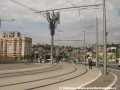 Za kolejovou spojkou z minulé fotografie následuje směrový oblouk a konečná zastávka Pont Michel, situovaná na mostě nad železniční tratí. Zastávka je vybavena třemi kolejemi pro umožnění odstavování vozů | 9.5.2009