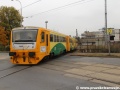 Motorová jednotka Regionova překonává Divišovu ulici s tramvajovou tratí... | 14.10.2013