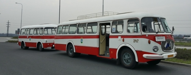 Ostravský historický autobus Škoda RTO 706 ev.č.247 s vlekem JELCZ PO 1E ev.č.1227 na benzinové pumpě při ranní cestě z Ostravy do Olomouce. | 5.4.2014