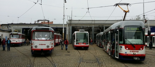 V areálu vozovny tramvají stojí zleva vozy T3R.P ev.č.156, Škoda LTM 03T1 Astra ev.č.203, souprava vozů VarioLF plus/o v „PX“ spojení ev.č.101+102. | 5.4.2014
