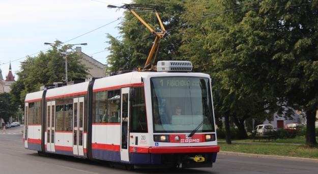 Při přestupu z jednoho vlaku na druhý jsme využili několik hodin pobytu v Olomouci k prohlídce tramvají. K zastávce Tržnice se blíží vůz Škoda LTM 03T2 Astra ev.č.203 na lince 1. | 10.7.2016