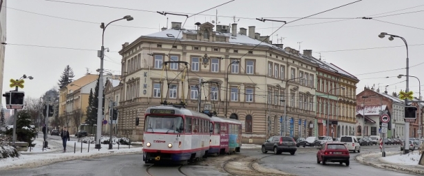 Olomoucký tramvajový provoz je vyhlášen množstvím křížení tramvajových a železničních tratí. Jedno takové se nachází nedaleko zastávky Nádraží město, kde tramvajové koleje přetíná železniční trať 275 do Senice na Hané. Přes toto křížení projíždí souprava T3R.P #182+#183. | 1.2.2019