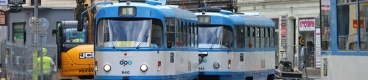 Souprava vozů T3SUCS ev.č.940+953 vypravená na linku 8 opouští jednokolejný úsek v Nádražní ulici, zatímco tramvaj v protisměru vyčkává na jeho uvolnění. | 16.6.2016