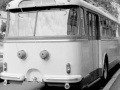 Na jáchymovském náměstí Republiky si oba trolejbusy po náročném stoupání dají oddych. | 15.7.1977