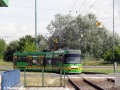 K zastávce Rondo Żegrze směrem do centra přijíždí vůz RT6N1 ev.č.407 na odkloněné lince 6. Návěsti symbolizují omezenou rychlost do 10 km/h a umístění mazacího místa. | 19.7.2013