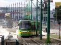V létě 2013 se konalo mnoho oprav a rekonstrukcí tramvajových tratí po celé Poznani. Provizorní kolejový přejezd překonává vůz RT6N1 ev.č.410. V pozadí most Dworcowy. | 20.7.2013