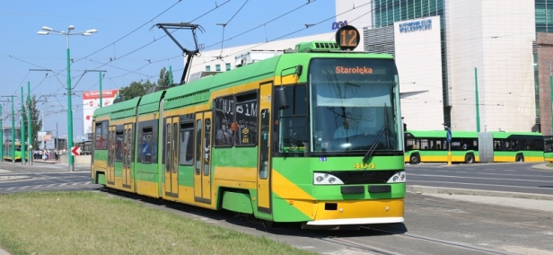 Tatra RT6 MF06AC #404 (ex pražský vůz RT6N1 #9103) mezi zastávkami Poznań Główny a Wierzbięcice. | 24.6.2016
