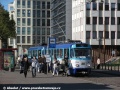 Cestující vystupují ze soupravy ev.č.51656+51667 na lince 4 na zastávce 13. Janvara iela a hromadně míří k podchodu, jehož pomocí je možné dojít k zastávkám dalších linek MHD | 1.10.2011