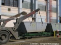 Nákladní automobil překládá kontejnery s odpadní sádrou z vozíku úzkorozchodné drážky v areálu Spolchemie v Ústí nad Labem | 19.10.2006