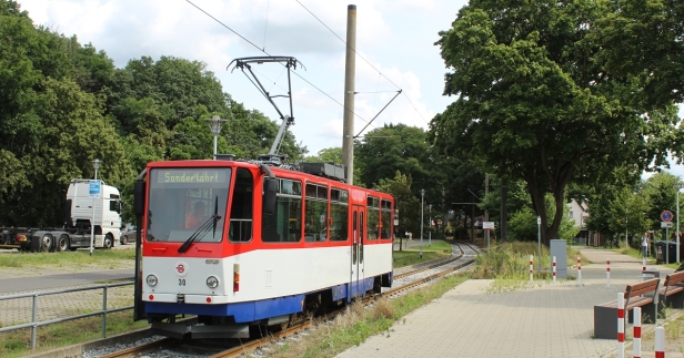 Druhou konečnou zdejší sítě je zastávka S-bahnhof, kde je trať kuse ukončena. Zde je také vyfocen vůz T6C5 #30. | 7.8.2021