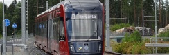 Do zastávky Hallila přijíždí vůz #01. V přilehlém úseku tramvaje dosahují rychlosti až 70 km/h. | 4.8.2022