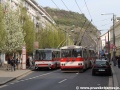 Ještě jeden snímek „pětsetšestnáctky“, která míjí stanicující trolejbus Škoda 15Tr13/6M ev.č.573. | 4.4.2014