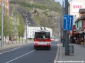 Sběrače trolejbusu Škoda 15Tr02/6 ev.č.532 právě překonávají vzdušnou výhybku. | 4.4.2014